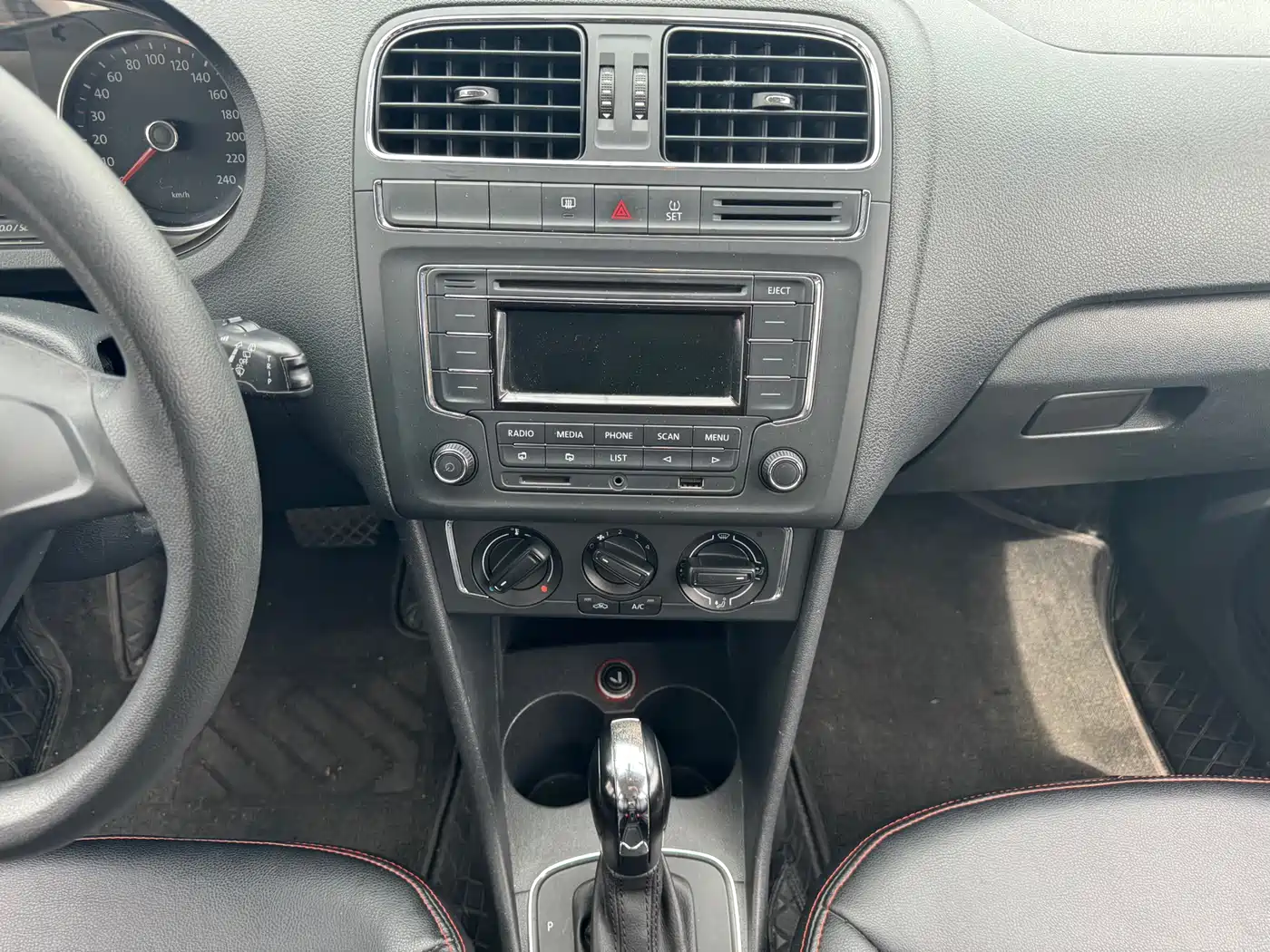 Volkswagen Polo 2014 1.6L Automatic Comfort Edition фото 7