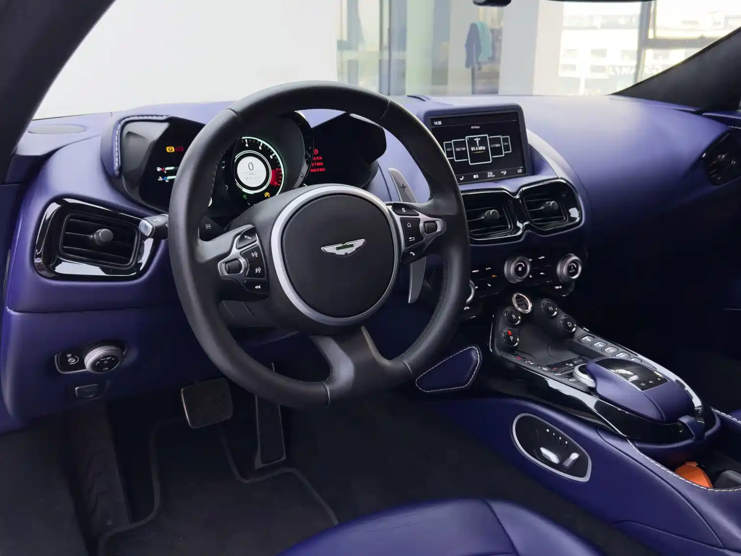 Фото 14 - Aston Martin Vantage