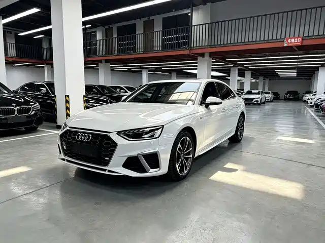 Audi A4L 40 TFSI, Люкс Драйв