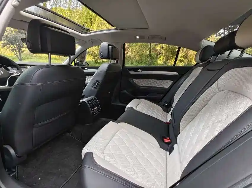 Volkswagen Magotan 2023 Model 2 Million Commemorative Edition 330TSI DSG Luxury фото 6