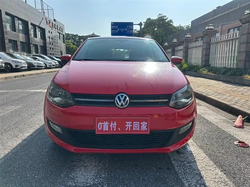 Volkswagen Polo 2013 1.6L Automatic Luxury Edition фото 2