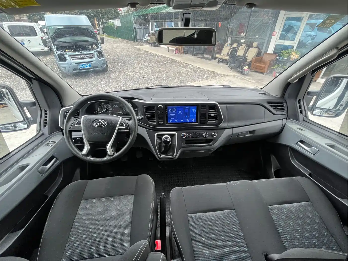 SAIC Maxus Xintu V80 2023 2.0T PLUS Manual All-round King Long Wheelbase Medium Roof 6/7/8/9-seater фото 9
