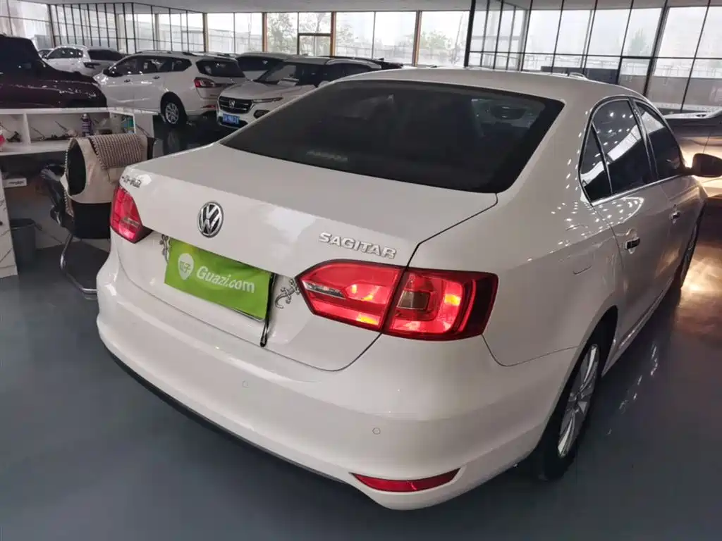 Volkswagen Sagitar 2014 Facelift 1.6L Manual Leading Version фото 6