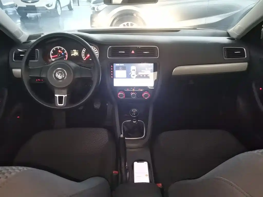 Volkswagen Sagitar 2014 Facelift 1.6L Manual Leading Version фото 10