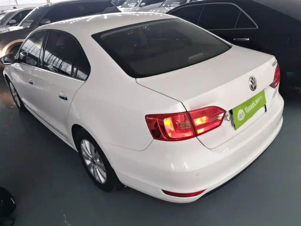 Volkswagen Sagitar 2014 Facelift 1.6L Manual Leading Version фото 5