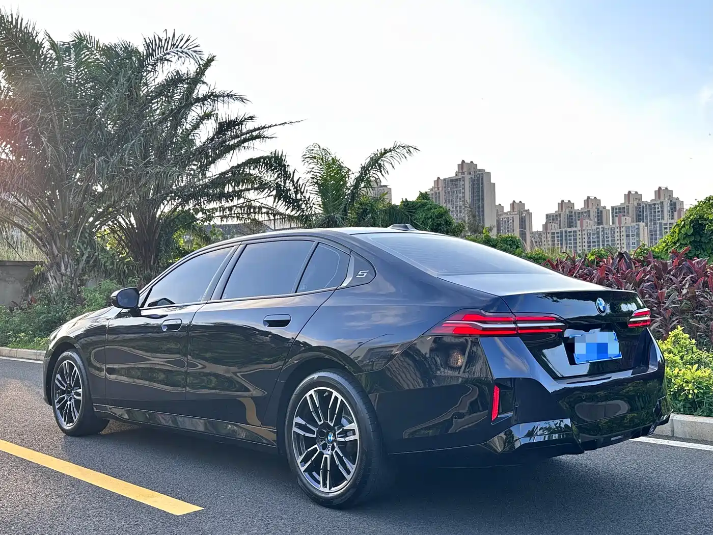 BMW 5 Series 2025 530Li Leading M Sport Package фото 10