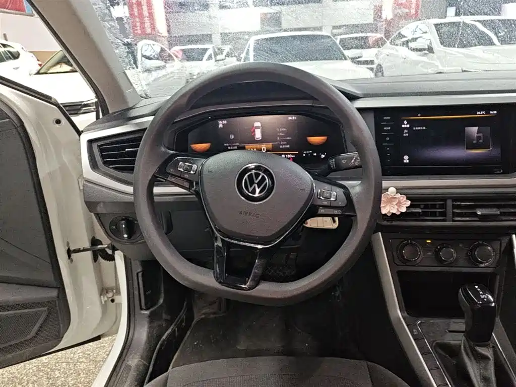 Volkswagen Polo 2023 Plus 1.5L Automatic Panorama Enjoyment Edition фото 11