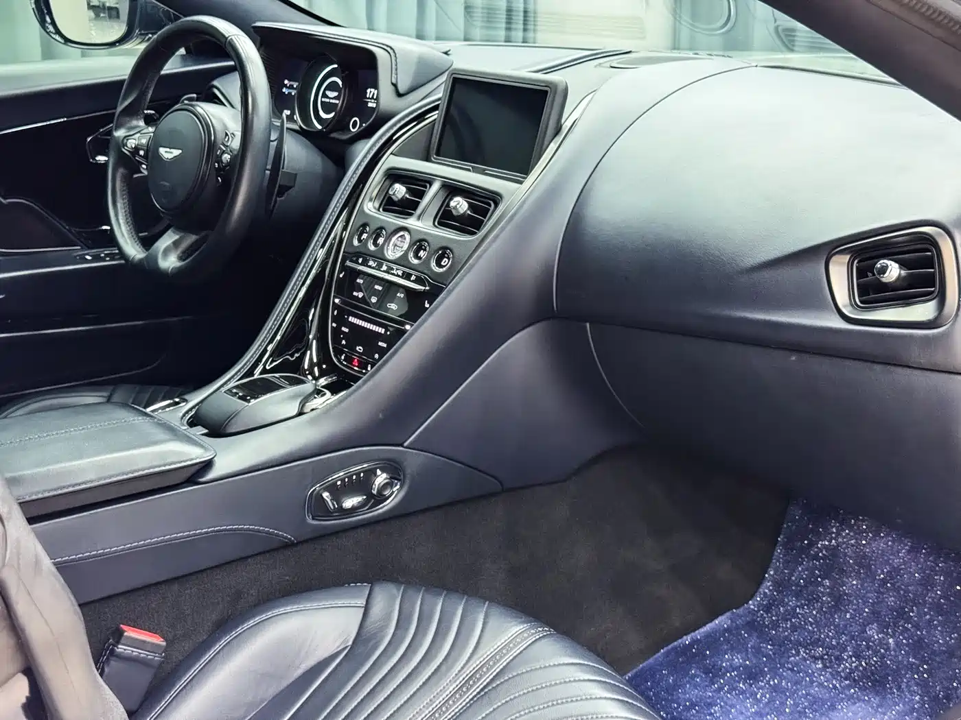 Aston Martin DB11 2017 2016 5.2T Launch Edition