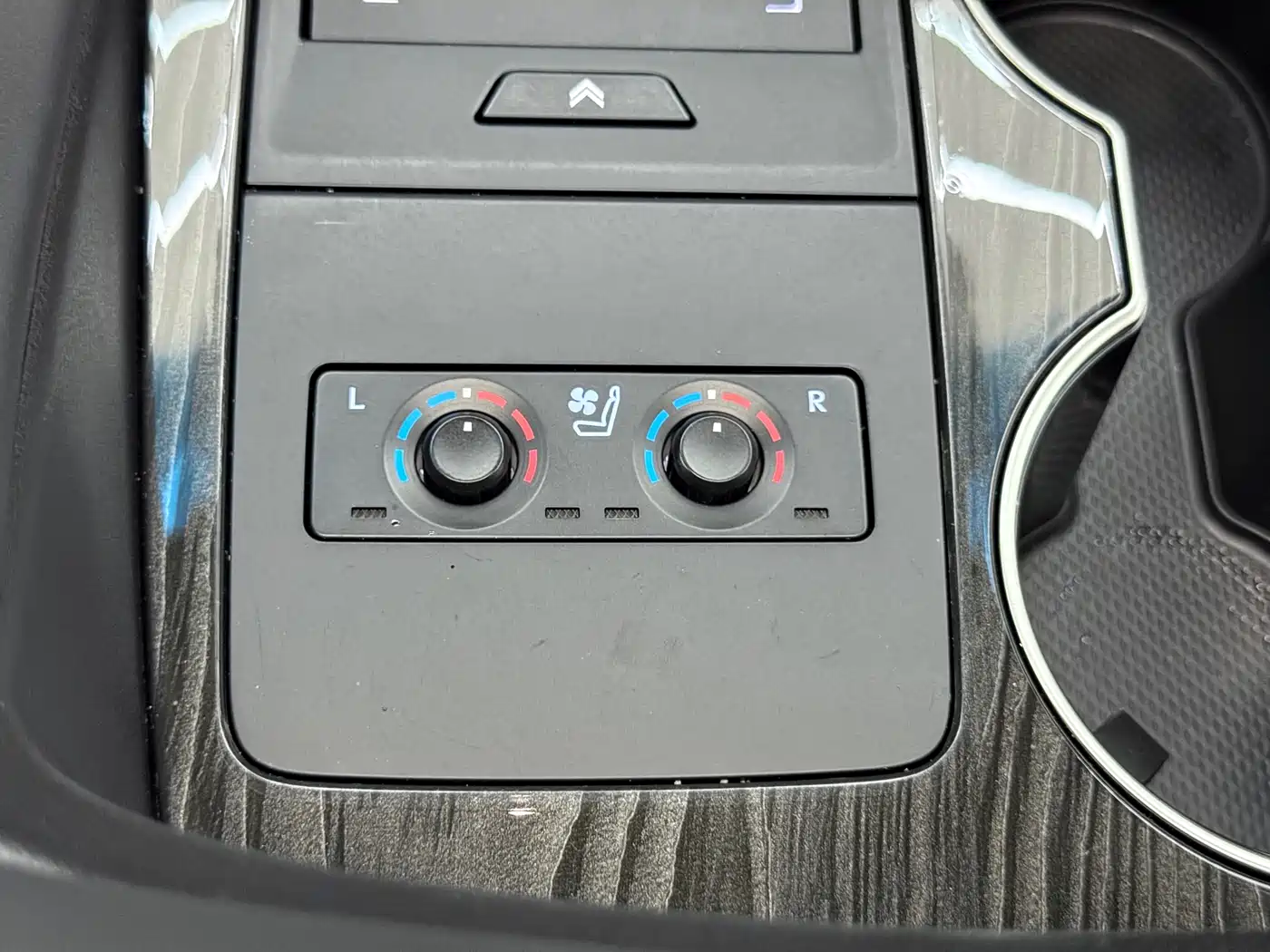 Lexus LM 2020 300h Seven-Seater Elegance Edition фото 18