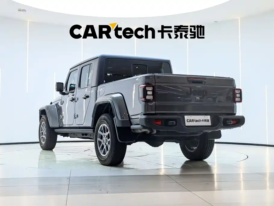 Photo 8 - Jeep Gladiator