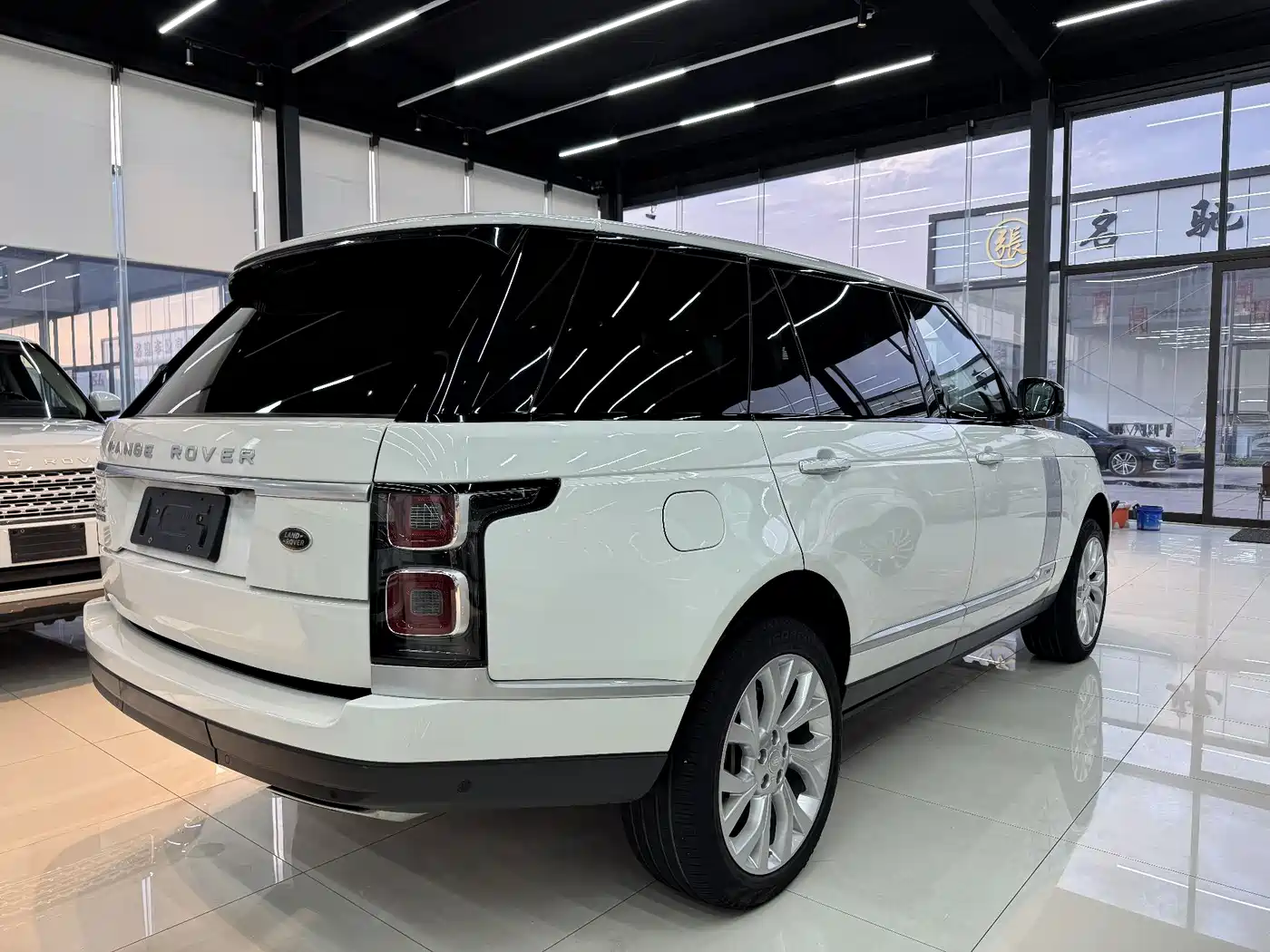 Land Rover Range Rover 2018 3.0 SC V6 Vogue SE Genesis Extended Edition фото 4
