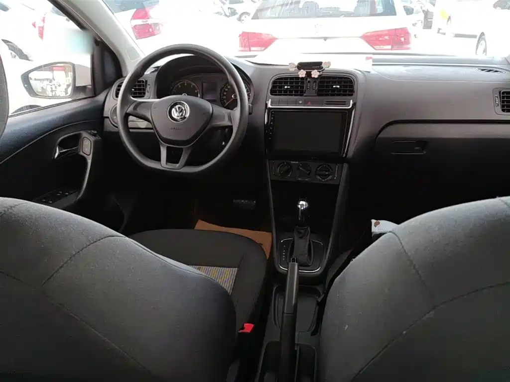 Volkswagen Polo 2016 1.4L Automatic Trend фото 10