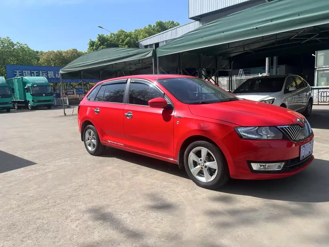 Škoda Skoda Rapid Spaceback 2014 1.6L Automatic Joy Edition фото 3