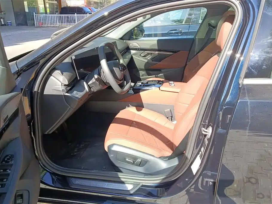 BMW 5 Series 2024 525Li M Sport Package фото 9