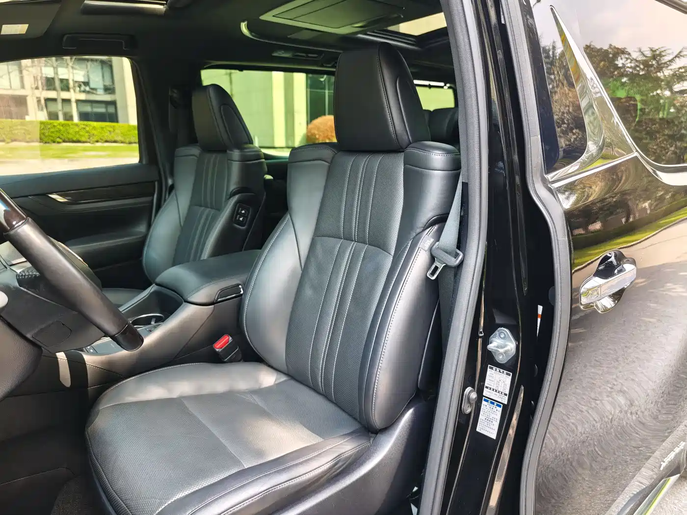 Lexus LM 2020 300h Seven-Seater Elegance Edition фото 11