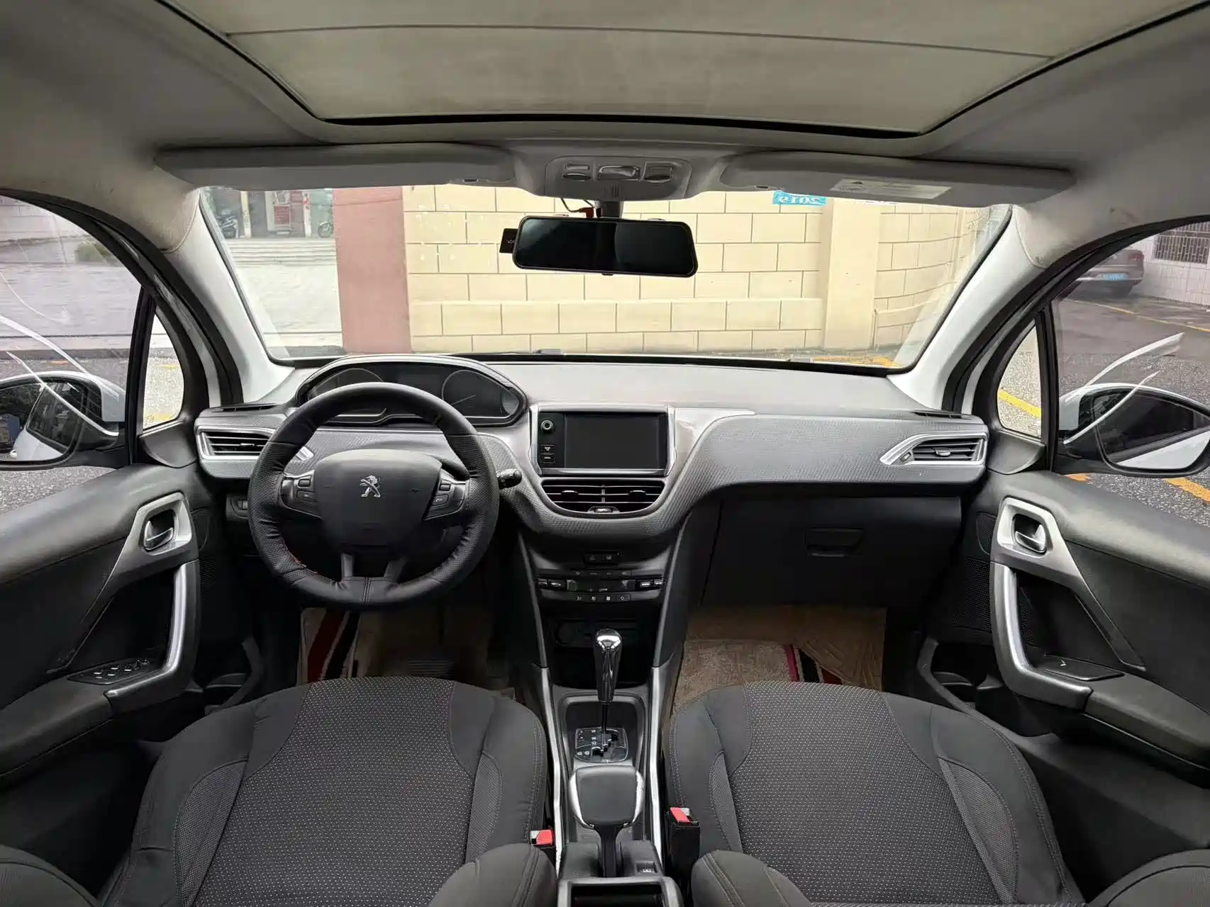 صورة 10 - Peugeot 2008