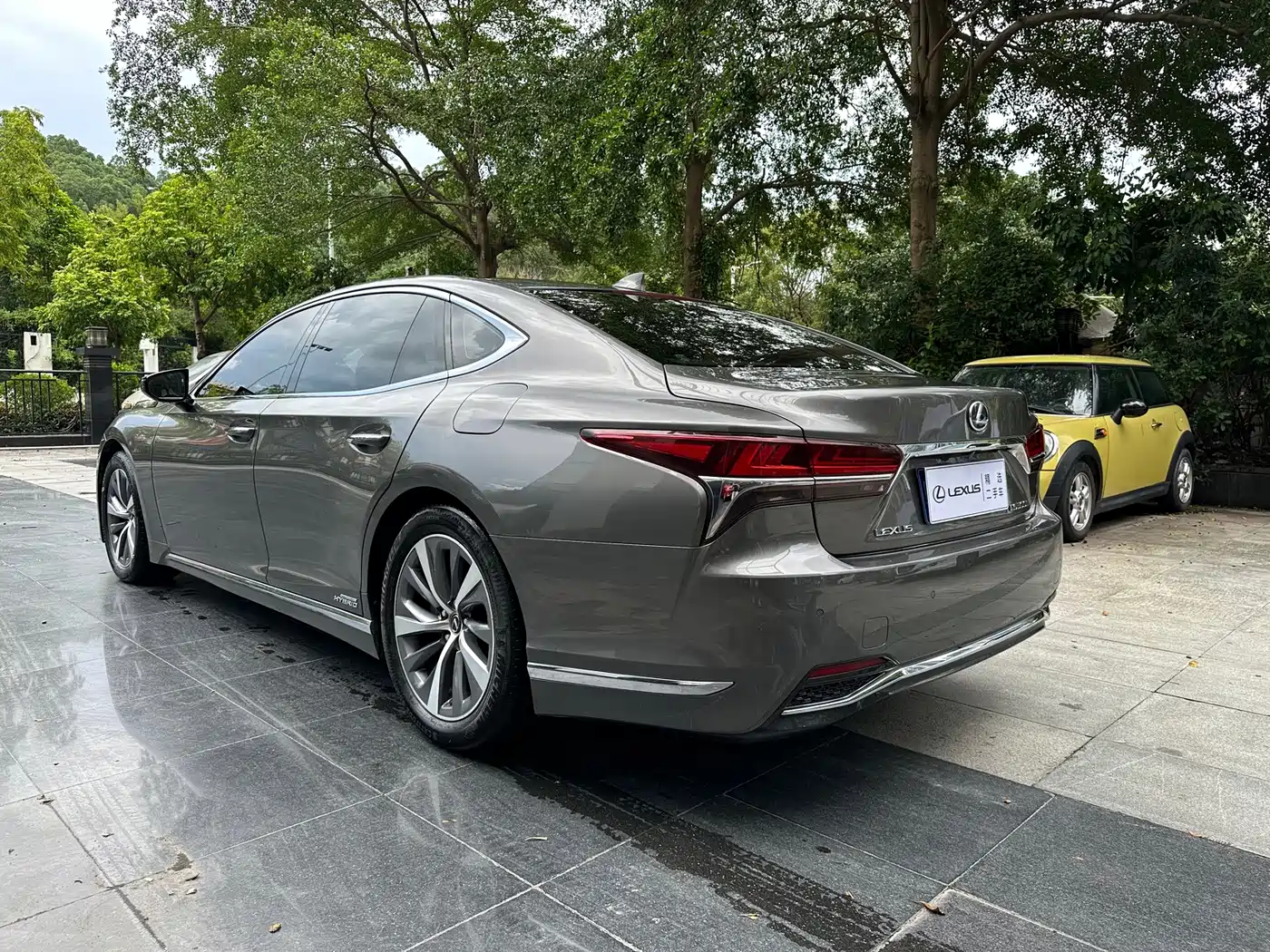 Фото 9 - Lexus LS