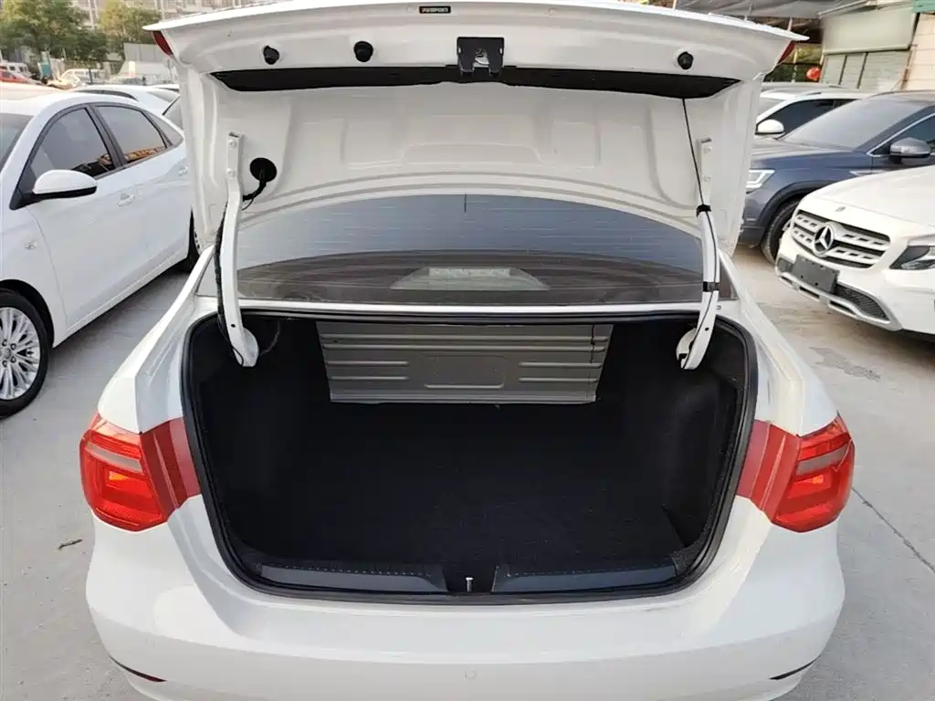 Volkswagen Jetta 2015 1.6L Manual Comfort фото 19