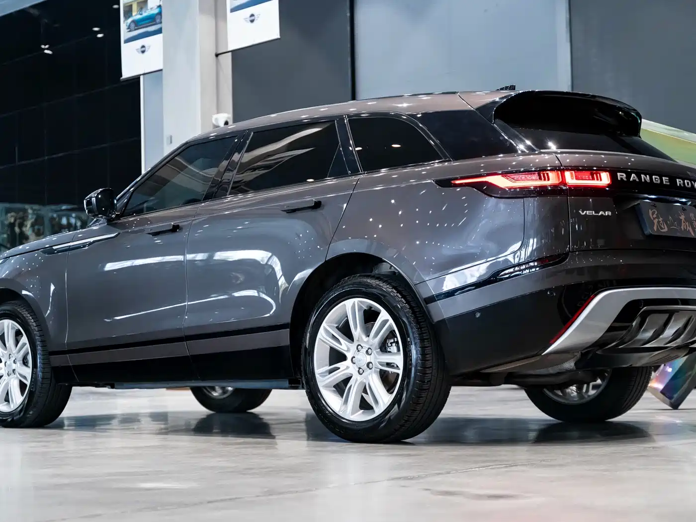 Land Rover Range Rover Velar 2022 250PS Golden Collector's Edition фото 3