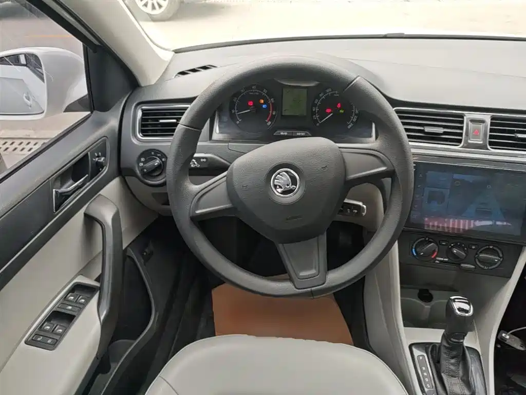 Škoda Rapid 2016 1.6L Automatic Pioneer Edition фото 11