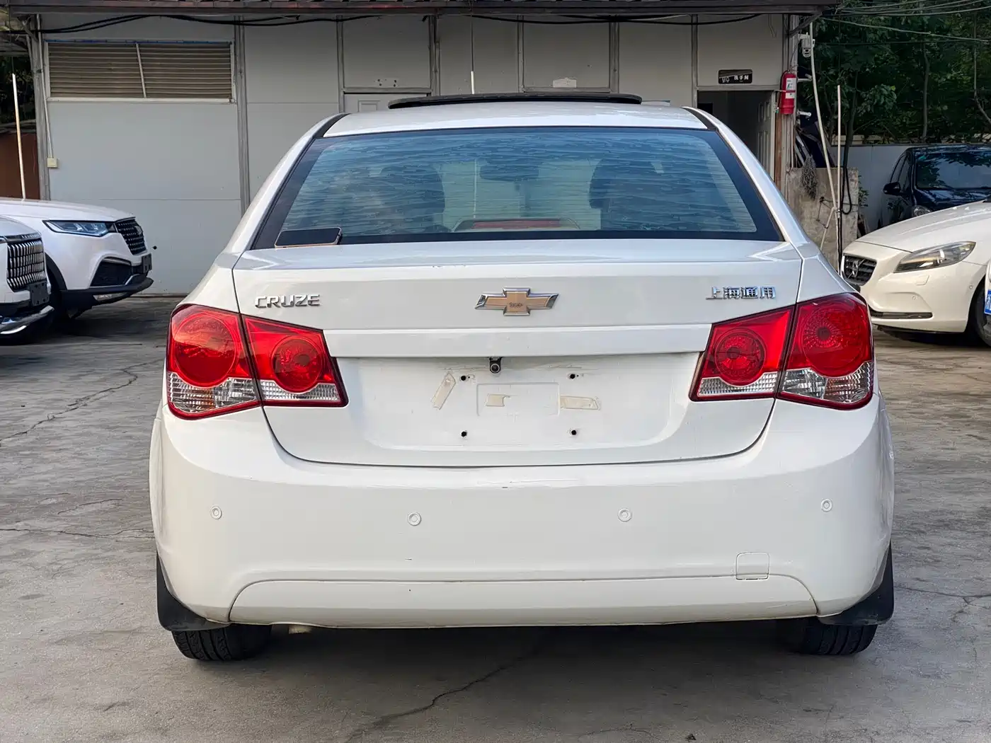 Photo 13 - Chevrolet Cruze
