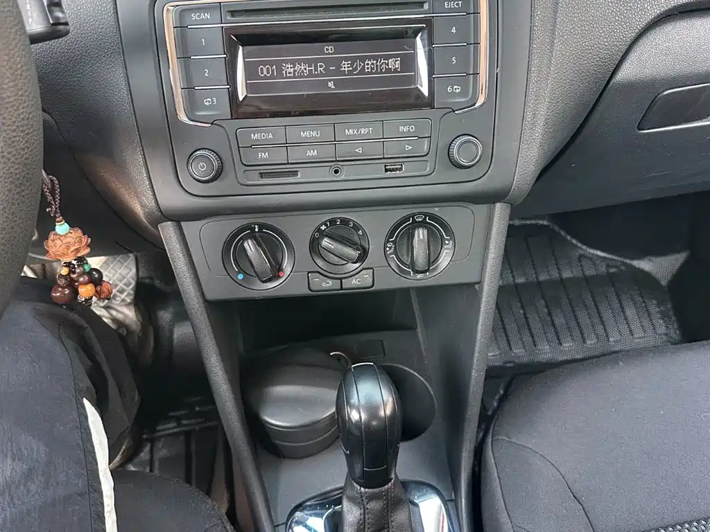 Volkswagen Polo 2013 1.6L Automatic Luxury Edition фото 14