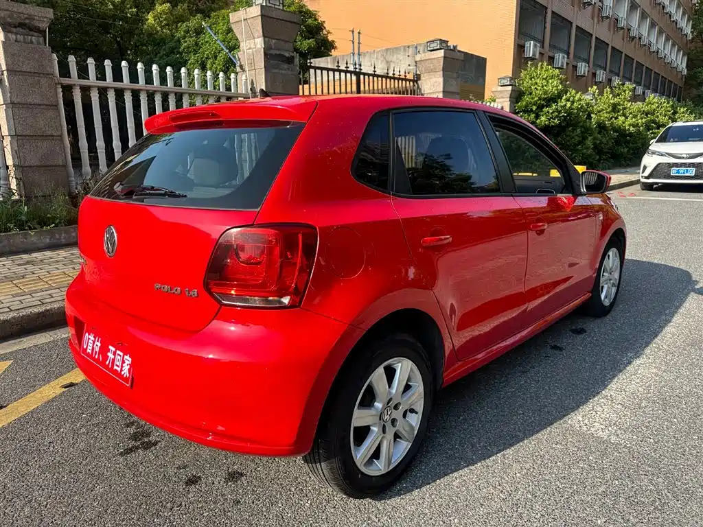 Volkswagen Polo 2013 1.6L Automatic Luxury Edition фото 5