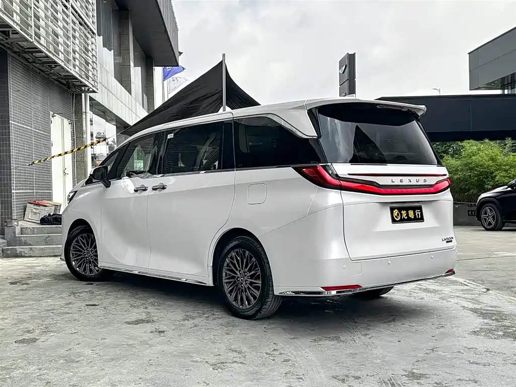 Lexus LM 2025 Model 500h Six-Seater Prestige Edition фото 4