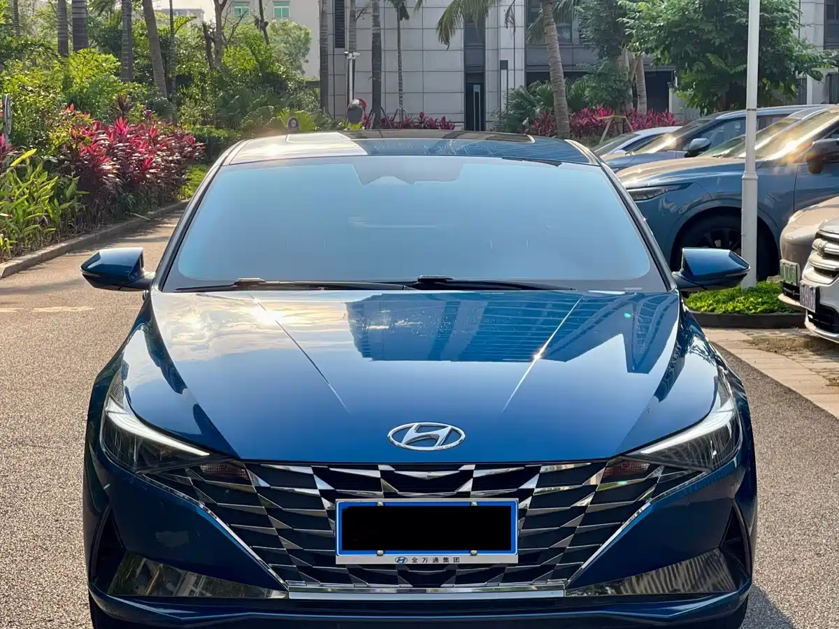 Hyundai Elantra 2022 1.5L CVT LUX Premium Edition фото 2
