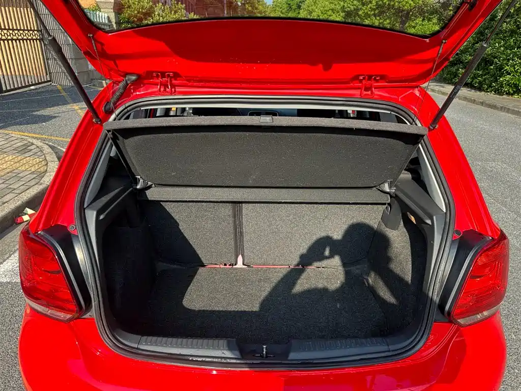 Volkswagen Polo 2013 1.6L Automatic Luxury Edition фото 10
