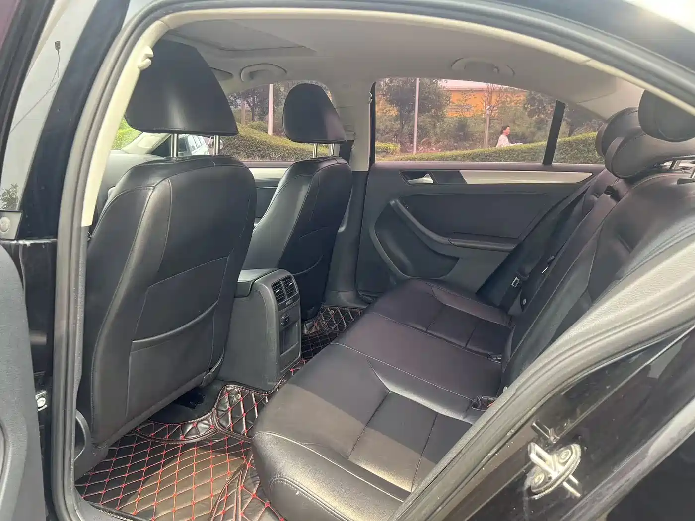Volkswagen Sagitar 2012 1.6L Automatic Comfort Type фото 11