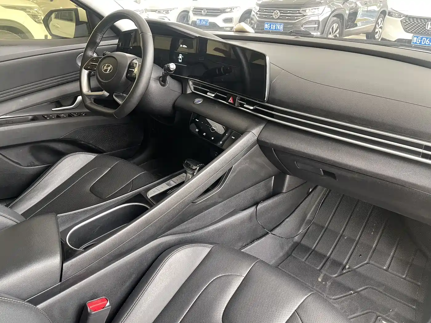 Hyundai Elantra 2022 1.5L CVT LUX Premium Edition фото 11