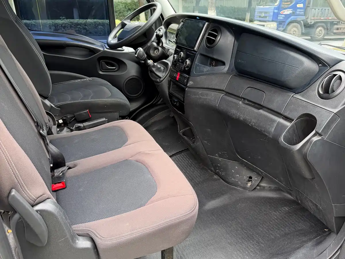 Iveco Daily 2022 2021 2.0T Manual M1 Special Platform Vehicle Long Wheelbase Short Suspension High Roof Sliding Door F1A