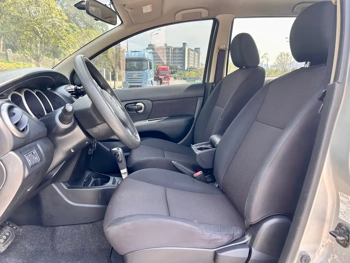 Nissan Livina 2010 2010 Model Sharp Edition 1.6L Automatic Standard Type