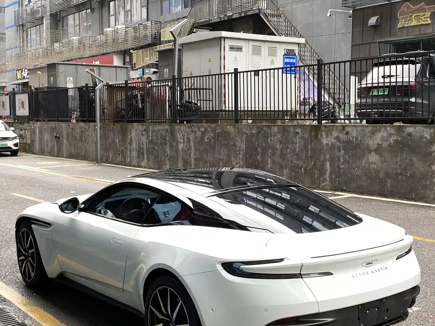 ASTON MARTIN DB11