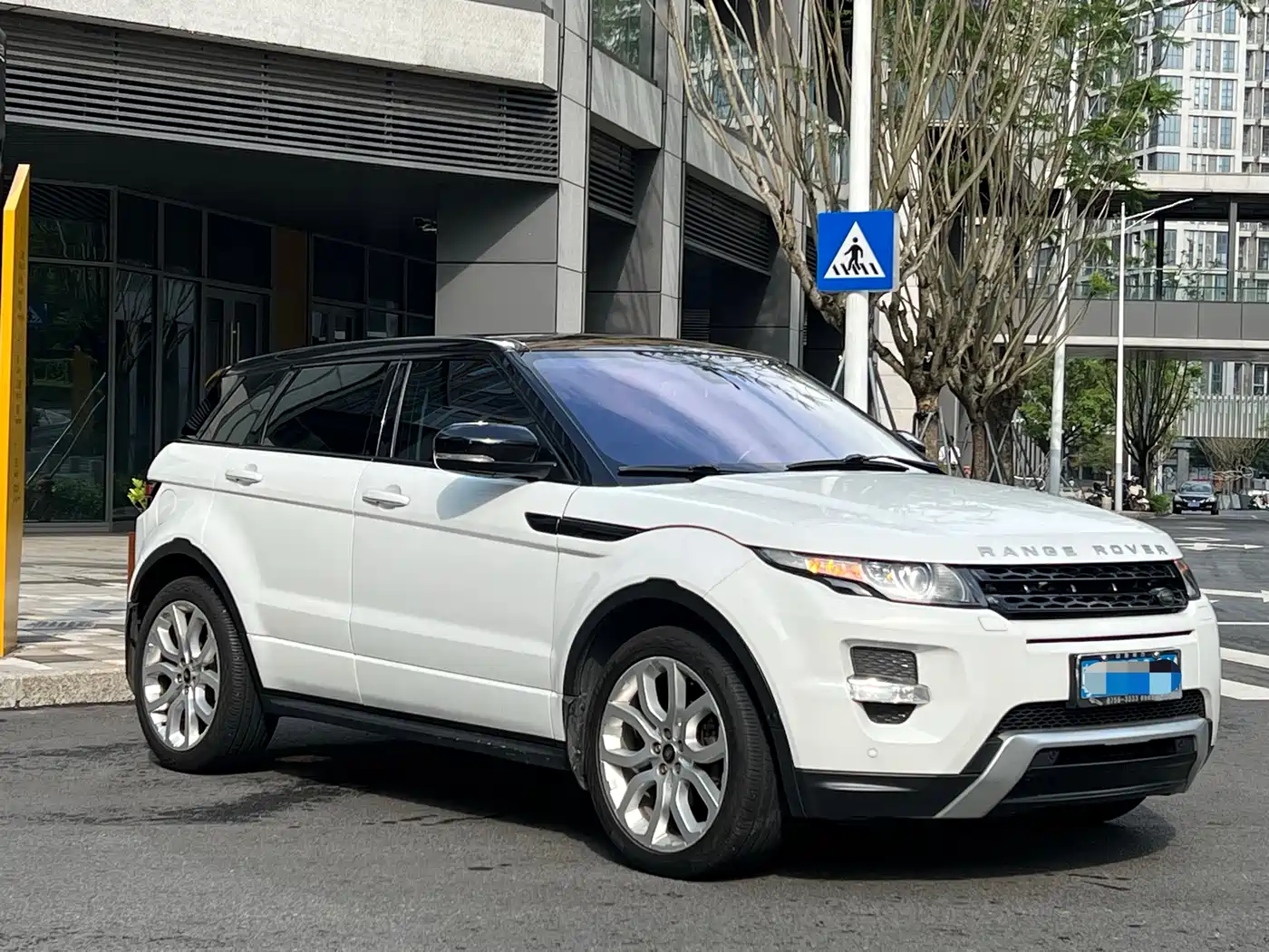 Land Rover Range Rover Evoque (Import) 2013 2.0T 5-Door Spark Limited Edition фото 3