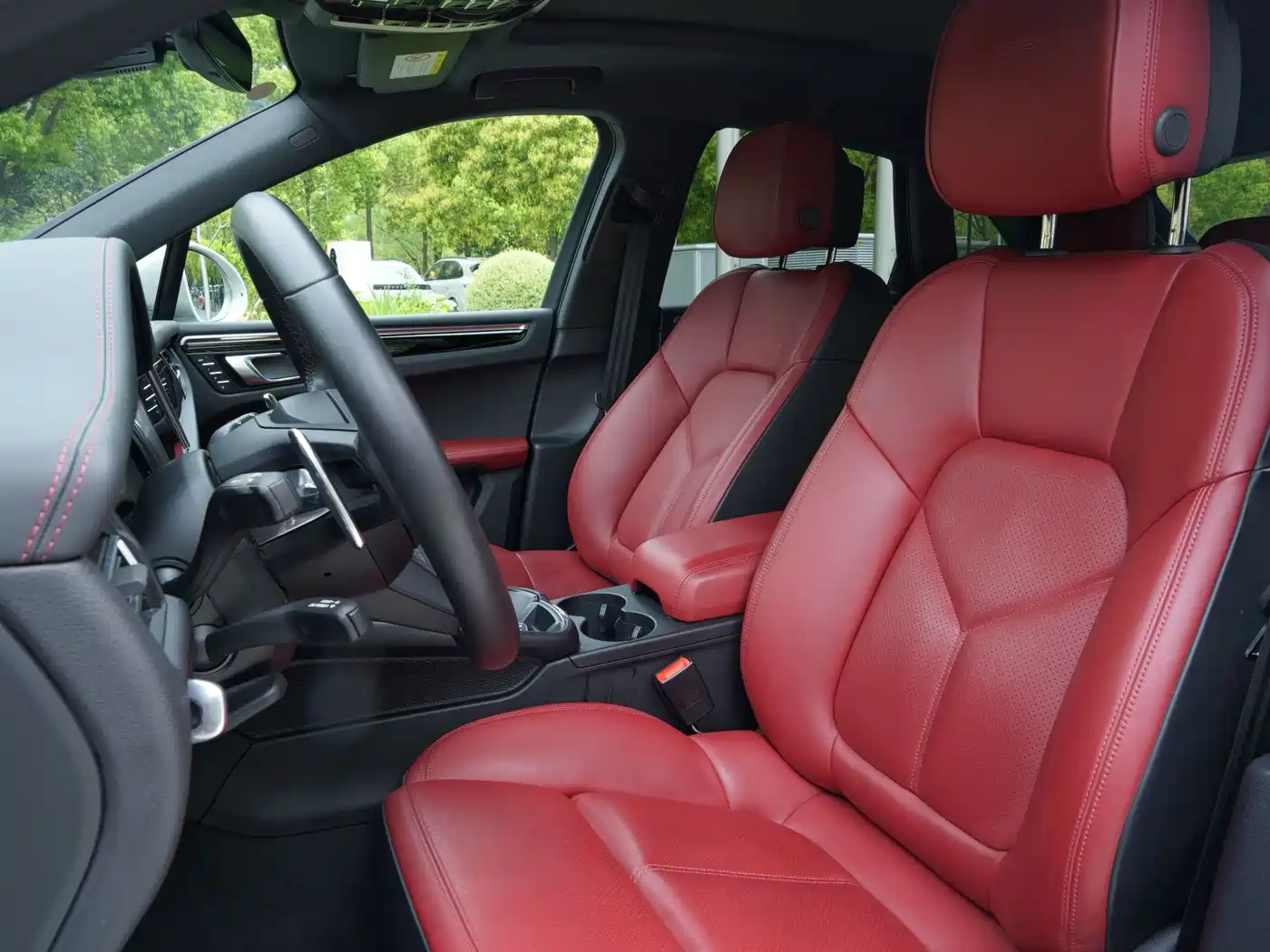 PORSCHE MACAN