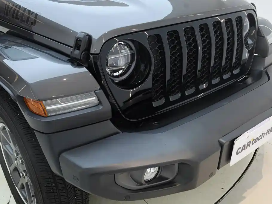 Photo 11 - Jeep Gladiator