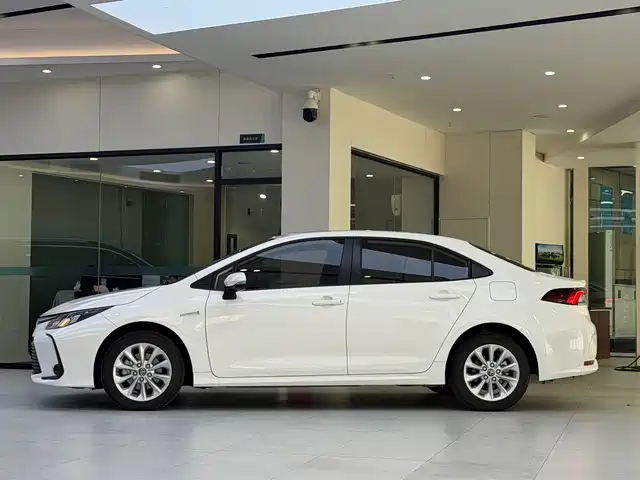 Toyota Corolla 2021 Hybrid 1.8L E-CVT Elite Edition — фото 3