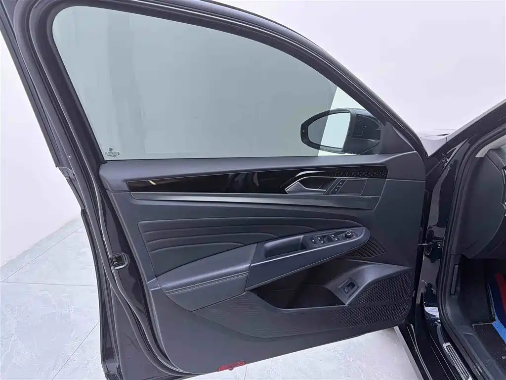 Volkswagen Passat 2022 330TSI Luxury Edition фото 17