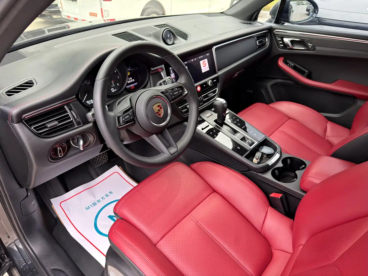 PORSCHE MACAN