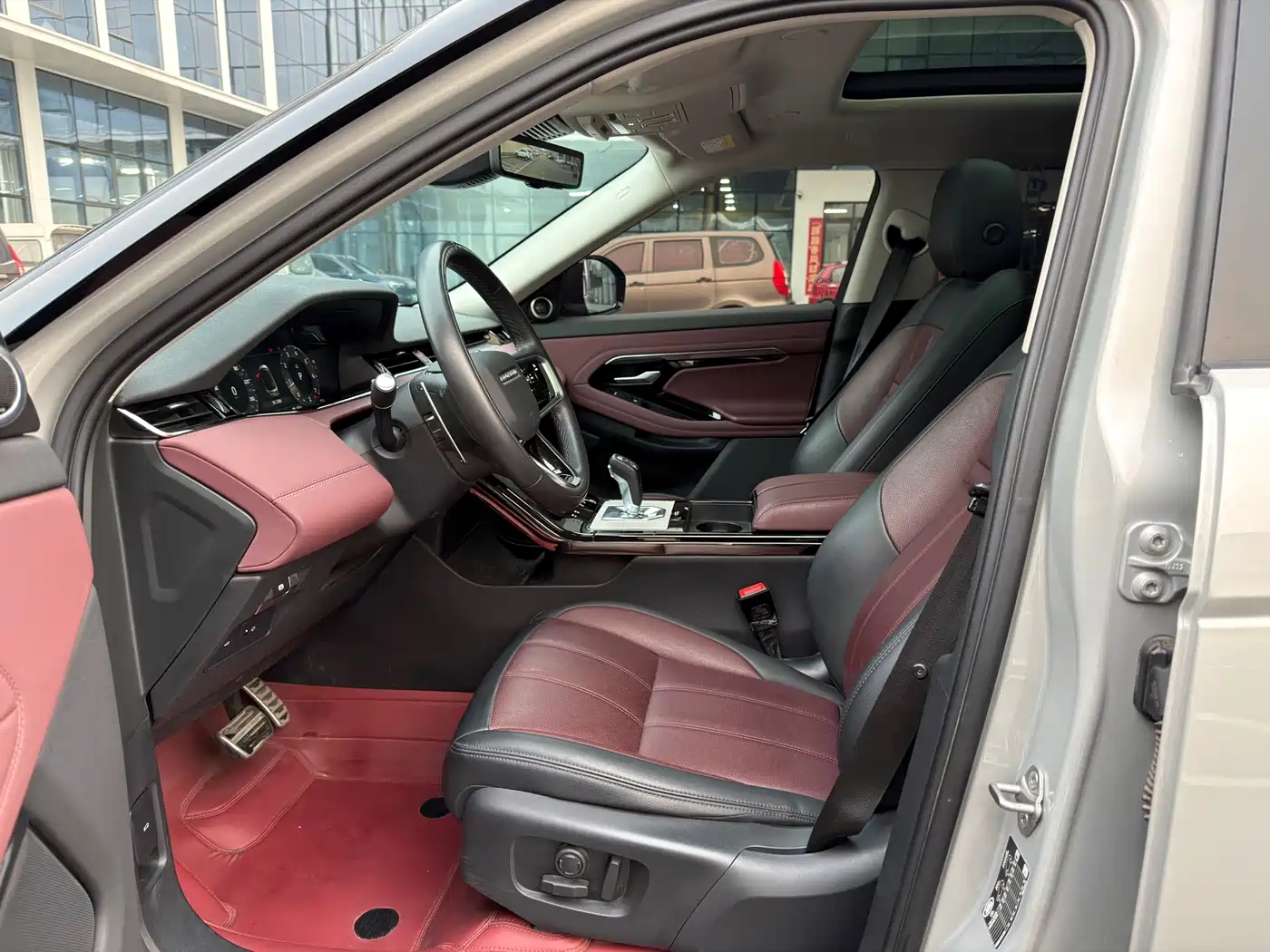 Land Rover Range Rover Evoque 2023 Range Rover Evoque L 249PS Luxury Edition фото 4
