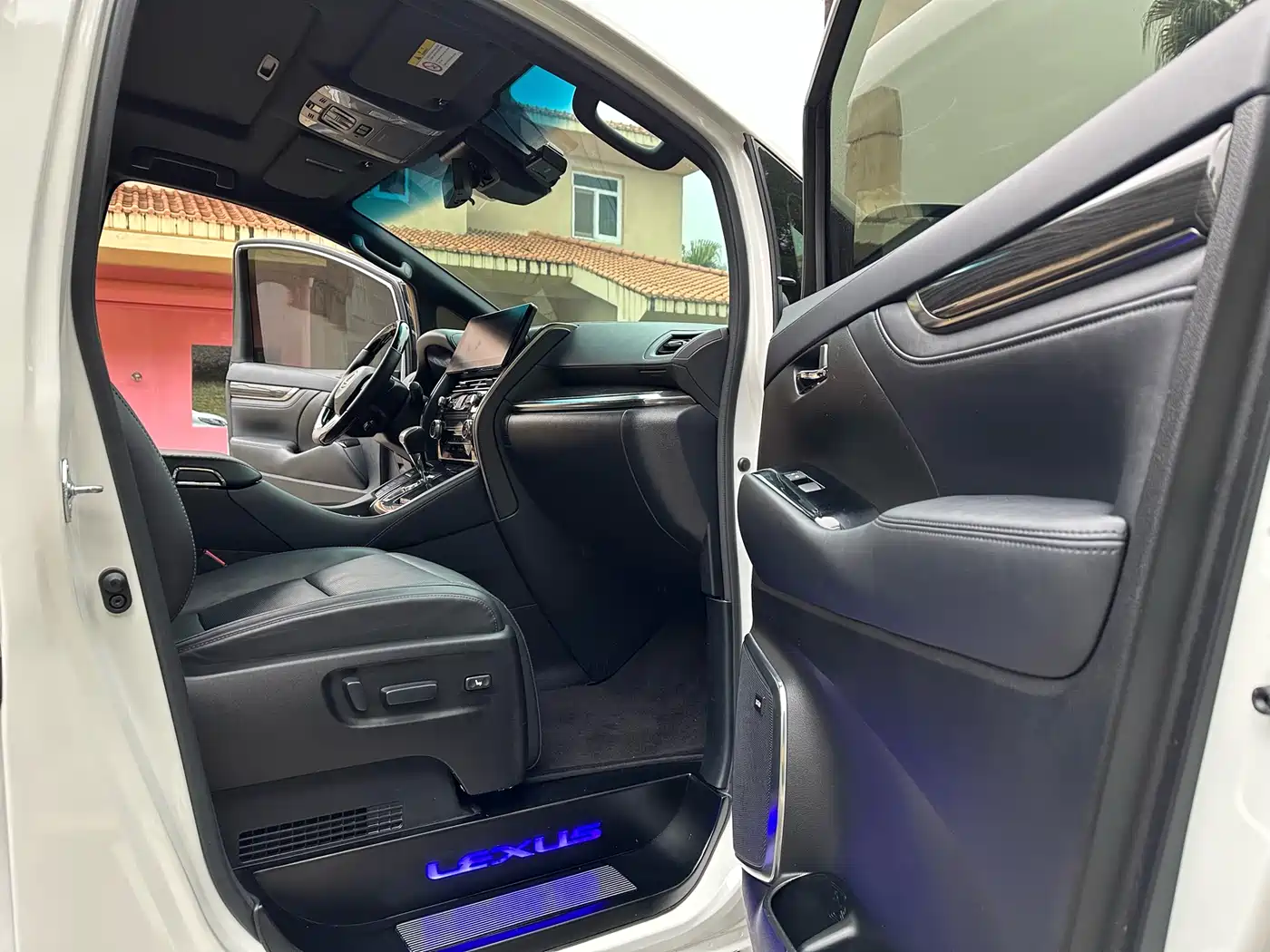 Lexus LM 2020 300h Seven-Seater Elegance Edition фото 11