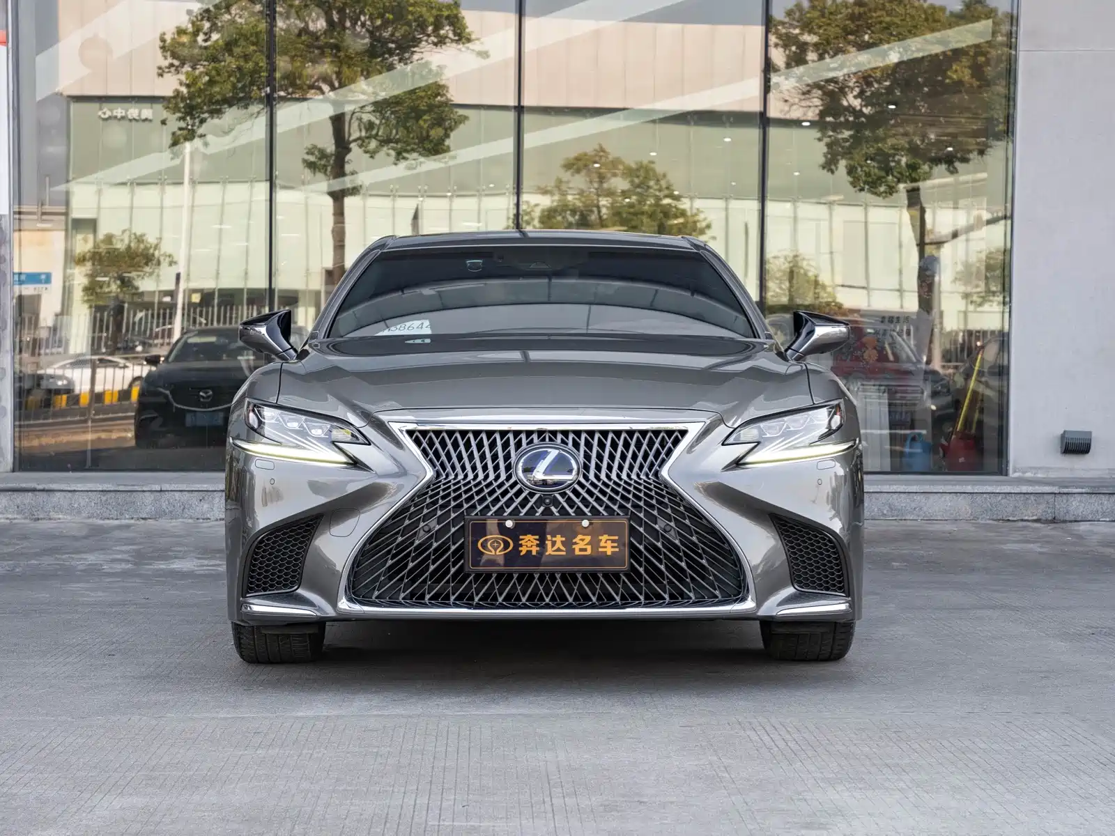 Фото 2 - Lexus LS