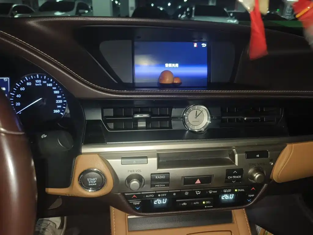Фото 6 - Lexus ES