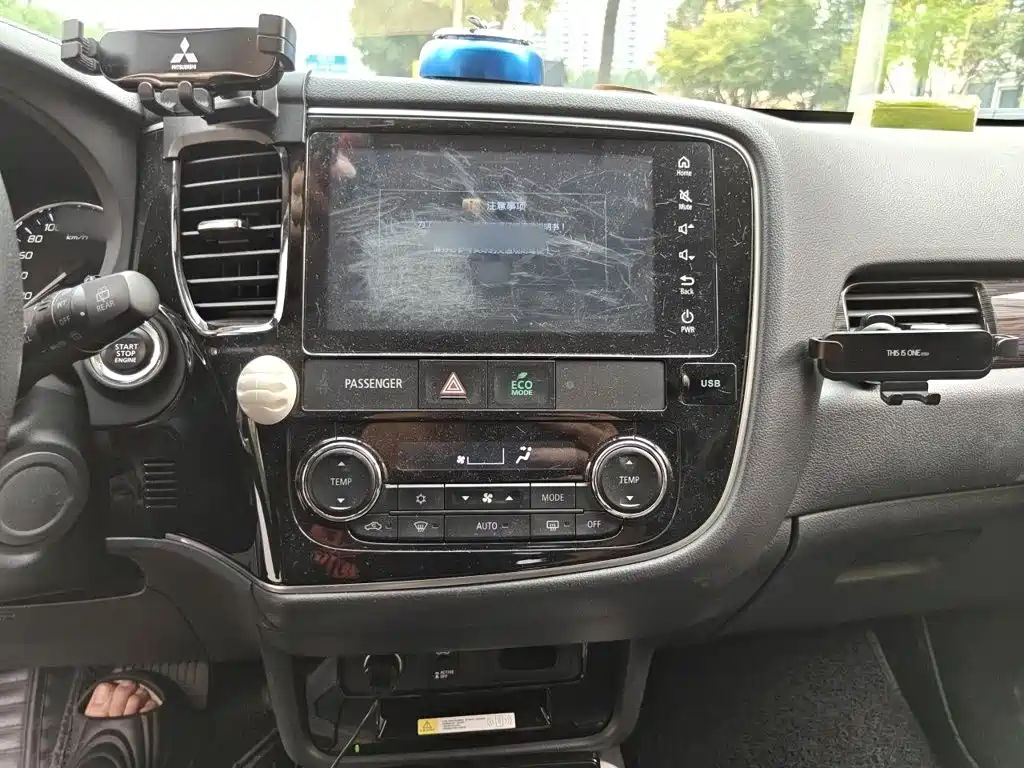 MITSUBISHI OUTLANDER