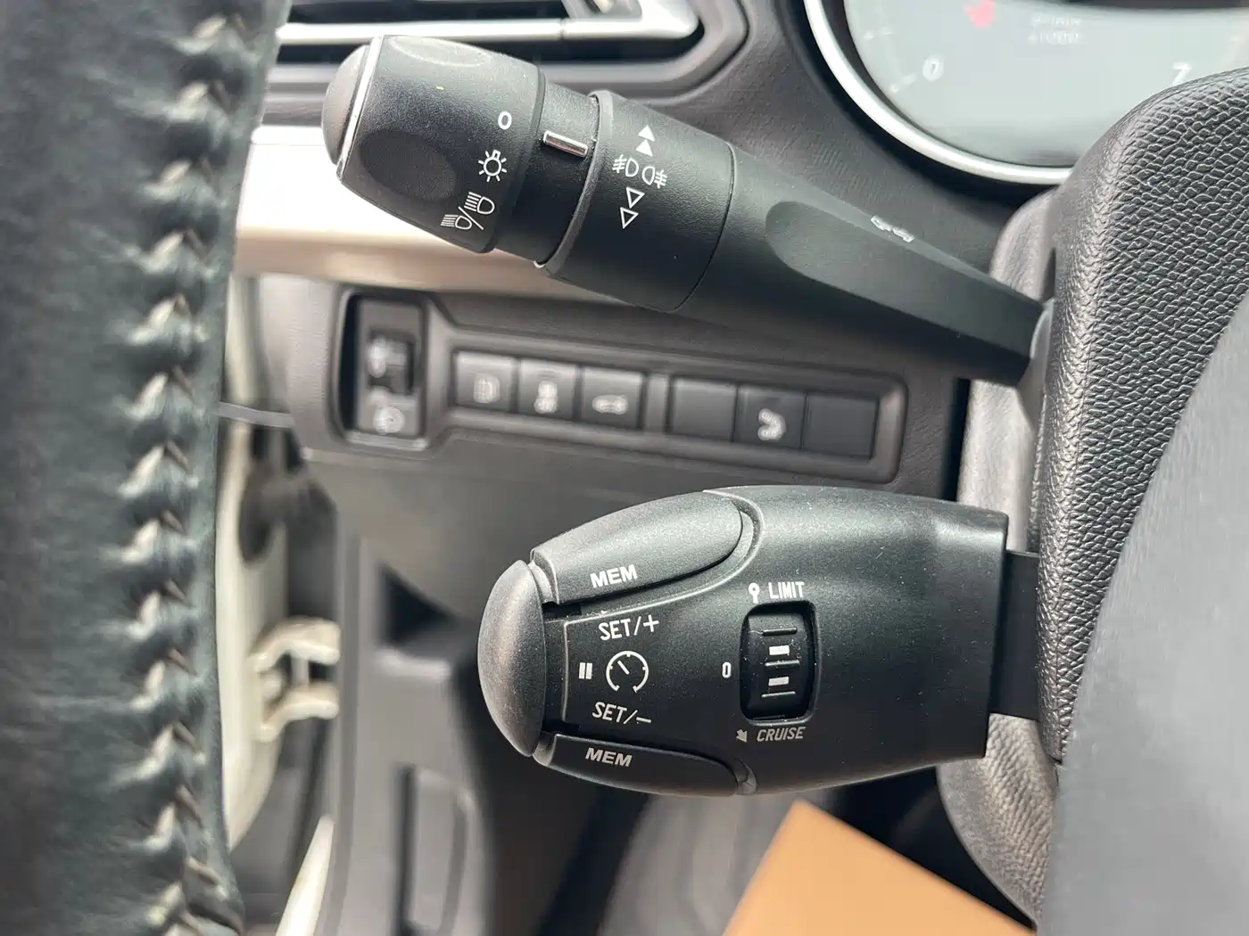 Peugeot 408 2015 Model 1.2T Automatic Luxury Edition фото 13