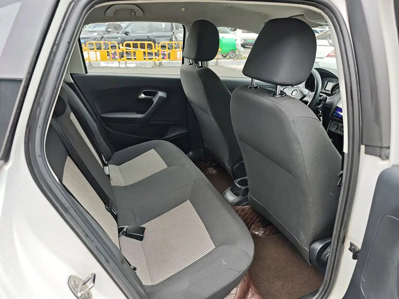 Volkswagen Polo 2016 1.4L Automatic Trend фото 12