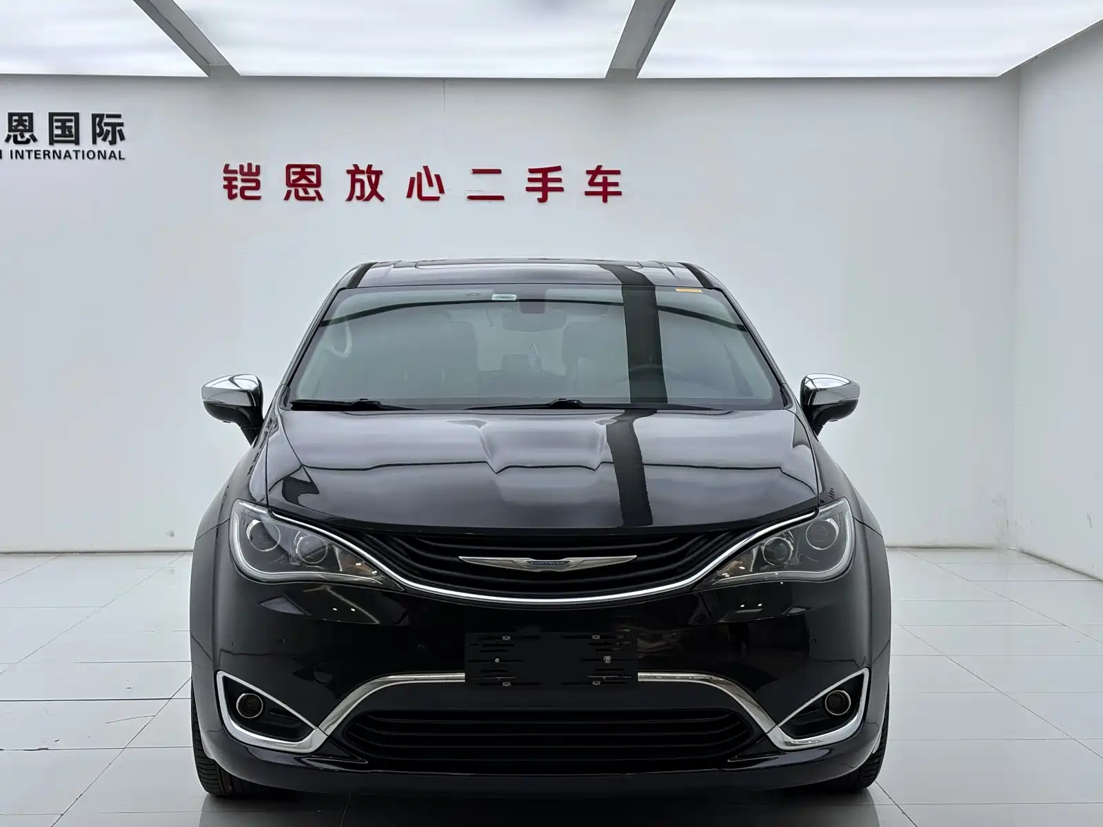 Фото 2 - Chrysler Pacifica PHEV