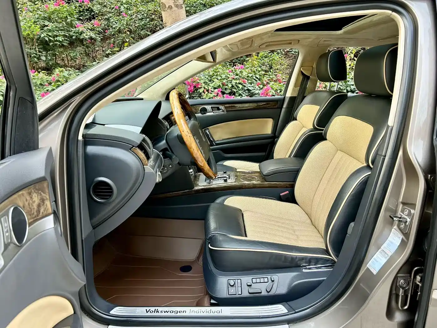 Volkswagen Phaeton 2009 Model 3.6L V6 5-seat Extended Luxury фото 3